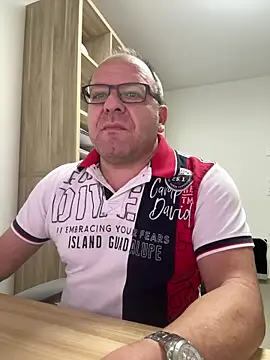 Snapshot of coupleLatinaLovers chatting on November 2025 05:57:02 AM coupleLatinaLovers online show from November 2025 05:57:02 AM