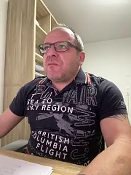 Snapshot of coupleLatinaLovers chatting on November 2025 06:25:02 AM coupleLatinaLovers online show from November 2025 06:25:02 AM