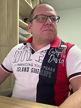 Snapshot of coupleLatinaLovers chatting on December 2025 06:55:02 AM coupleLatinaLovers online show from December 2025 06:55:02 AM