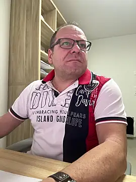 Snapshot of coupleLatinaLovers chatting on December 2025 06:22:02 AM coupleLatinaLovers online show from December 2025 06:22:02 AM