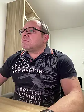 Snapshot of coupleLatinaLovers chatting on December 2025 05:44:02 AM coupleLatinaLovers online show from December 2025 05:44:02 AM