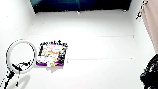 PetiteIvoryQueen19 online show from September 2025 11:32:01 AM