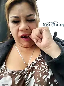 Snapshot of Laura-Hernandez chatting on December 2024 04:06:01 PM Laura-Hernandez online show from December 2024 04:06:01 PM