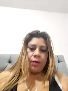 Snapshot of Laura-Hernandez chatting on February 2025 08:20:02 PM Laura-Hernandez online show from February 2025 08:20:02 PM