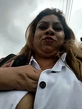 Snapshot of Laura-Hernandez chatting on February 2025 07:03:01 PM Laura-Hernandez online show from February 2025 07:03:01 PM