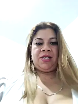 Snapshot of Laura-Hernandez chatting on February 2025 02:57:01 PM Laura-Hernandez online show from February 2025 02:57:01 PM