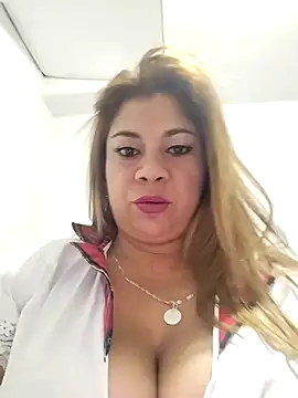 Snapshot of Laura-Hernandez chatting on March 2025 02:45:01 PM Laura-Hernandez online show from March 2025 02:45:01 PM