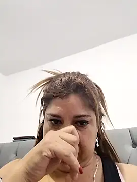 Snapshot of Laura-Hernandez chatting on March 2025 03:29:02 PM Laura-Hernandez online show from March 2025 03:29:02 PM