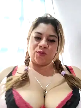 Snapshot of Laura-Hernandez chatting on September 2025 03:24:01 PM Laura-Hernandez online show from September 2025 03:24:01 PM