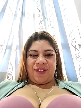 Snapshot of Laura-Hernandez chatting on September 2025 01:58:02 PM Laura-Hernandez online show from September 2025 01:58:02 PM