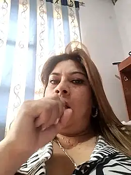 Snapshot of Laura-Hernandez chatting on September 2025 02:55:01 PM Laura-Hernandez online show from September 2025 02:55:01 PM