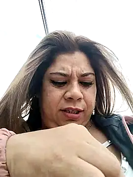 Snapshot of Laura-Hernandez chatting on October 2025 04:27:02 PM Laura-Hernandez online show from October 2025 04:27:02 PM