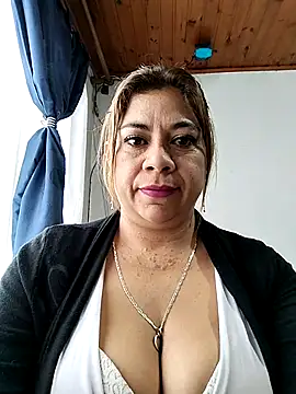 Snapshot of Laura-Hernandez chatting on October 2025 03:03:01 PM Laura-Hernandez online show from October 2025 03:03:01 PM