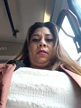 Snapshot of Laura-Hernandez chatting on October 2025 02:56:02 PM Laura-Hernandez online show from October 2025 02:56:02 PM