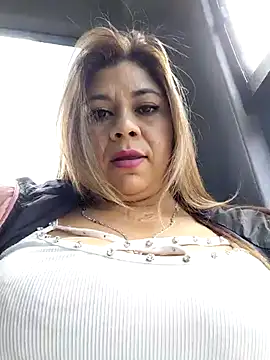 Snapshot of Laura-Hernandez chatting on November 2025 03:23:01 PM Laura-Hernandez online show from November 2025 03:23:01 PM