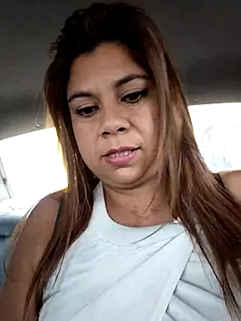 Snapshot of Laura-Hernandez chatting on November 2025 04:06:01 PM Laura-Hernandez online show from November 2025 04:06:01 PM