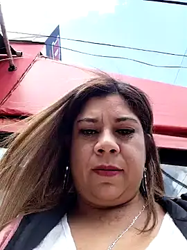 Snapshot of Laura-Hernandez chatting on November 2025 04:22:01 PM Laura-Hernandez online show from November 2025 04:22:01 PM