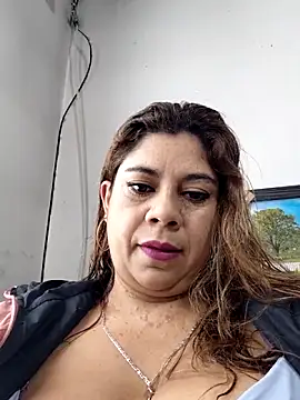 Snapshot of Laura-Hernandez chatting on November 2025 03:12:02 PM Laura-Hernandez online show from November 2025 03:12:02 PM