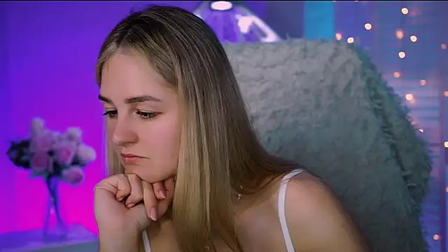 Snapshot of DeboraLarson chatting on September 2025 04:12:02 AM DeboraLarson online show from September 2025 04:12:02 AM