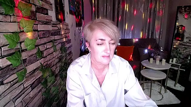 Hot Girl87 online show from December 2024 04:20:01 PM