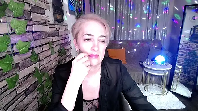 Hot Girl87 online show from January 2025 07:43:01 PM