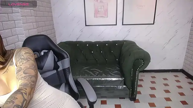 Snapshot of _Charlotte_v chatting on December 2024 01:55:02 PM Charlotte v online show from December 2024 01:55:02 PM