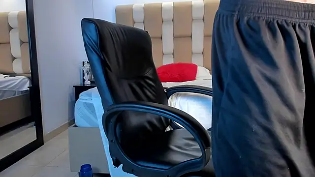 Aaron Scoot online show from December 2024 12:18:01 AM