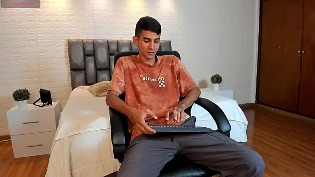 Aaron Scoot online show from April 2026 08:58:02 PM