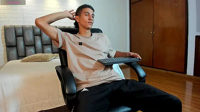 Aaron Scoot online show from April 2026 08:26:01 PM