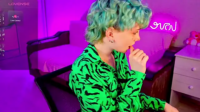 Snapshot of School_Love chatting on December 2024 04:17:01 PM School Love online show from December 2024 04:17:01 PM