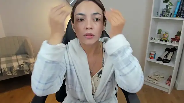 Snapshot of _BellaEvans_ chatting on October 2025 05:42:02 AM BellaEvans online show from October 2025 05:42:02 AM