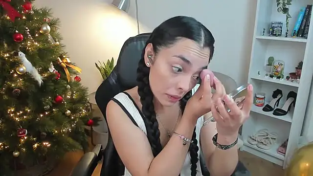 Snapshot of _BellaEvans_ chatting on December 2025 05:48:01 AM BellaEvans online show from December 2025 05:48:01 AM