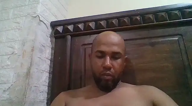 Snapshot of Frankie0880 chatting on December 2024 03:03:02 AM Frankie0880 online show from December 2024 03:03:02 AM