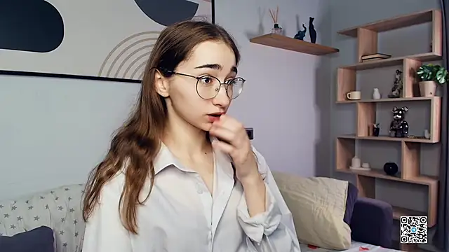 PollyBeev online show from October 2025 07:18:02 AM