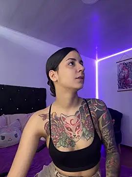 Snapshot of Alice_woodville chatting on December 2024 07:11:02 PM Alice woodville online show from December 2024 07:11:02 PM