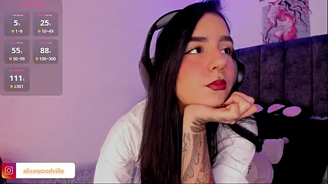 Snapshot of Alice_woodville chatting on February 2025 04:37:01 PM Alice woodville online show from February 2025 04:37:01 PM