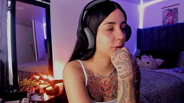 Snapshot of Alice_woodville chatting on March 2025 04:51:01 PM Alice woodville online show from March 2025 04:51:01 PM