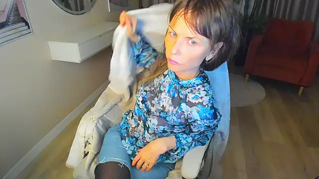 Elizabe th online show from February 2025 10:21:01 PM