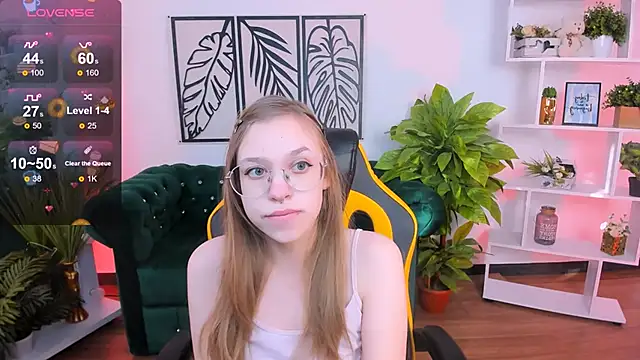 LayriantaVee online show from February 2025 07:00:02 AM