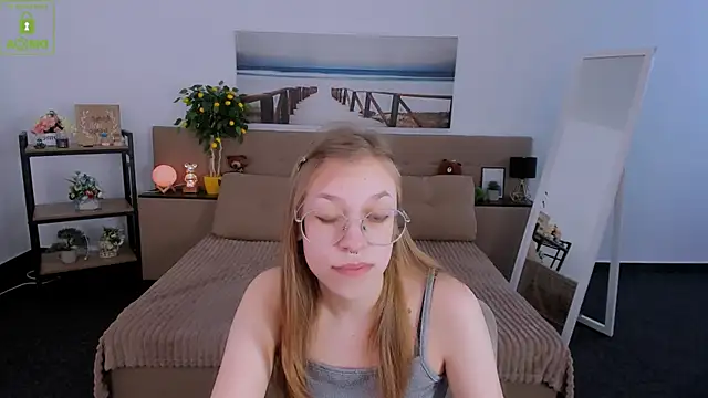 LayriantaVee online show from March 2025 10:03:02 AM