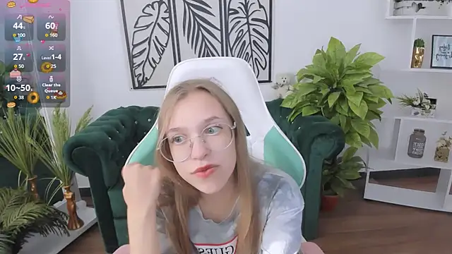 LayriantaVee online show from September 2025 06:14:01 AM