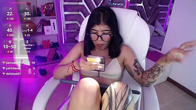 Snapshot of AliceWalker_11 chatting on March 2025 11:05:01 PM AliceWalker 11 online show from March 2025 11:05:01 PM