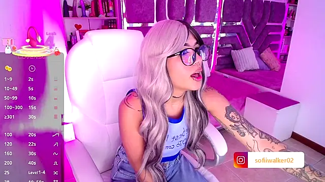 Snapshot of AliceWalker_11 chatting on October 2025 09:02:01 PM AliceWalker 11 online show from October 2025 09:02:01 PM