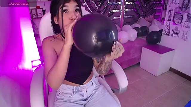 Snapshot of AliceWalker_11 chatting on October 2025 08:11:02 PM AliceWalker 11 online show from October 2025 08:11:02 PM