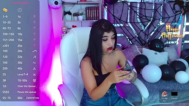 Snapshot of AliceWalker_11 chatting on October 2025 09:04:02 PM AliceWalker 11 online show from October 2025 09:04:02 PM