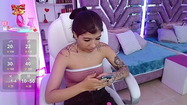 Snapshot of AliceWalker_11 chatting on November 2025 06:19:02 PM AliceWalker 11 online show from November 2025 06:19:02 PM