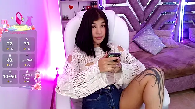 Snapshot of AliceWalker_11 chatting on December 2025 08:39:01 PM AliceWalker 11 online show from December 2025 08:39:01 PM