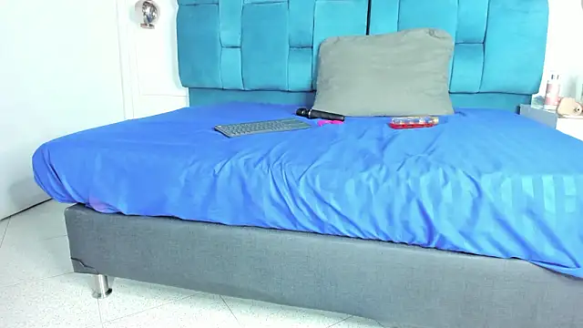 mia  fernandez online show from February 2026 12:06:02 PM