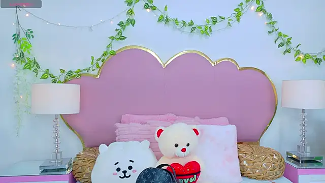 NahiaraReina online show from November 2025 01:43:03 PM