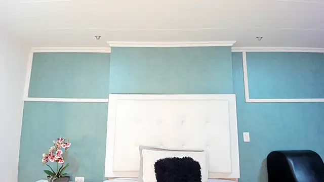 Khenta Michells online show from September 2025 10:49:01 AM